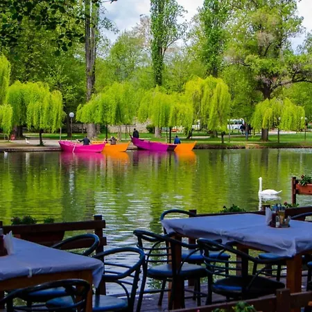 2br Lakeside Harmony & Balcony - Pogradec, Ohrid Ferienhaus *